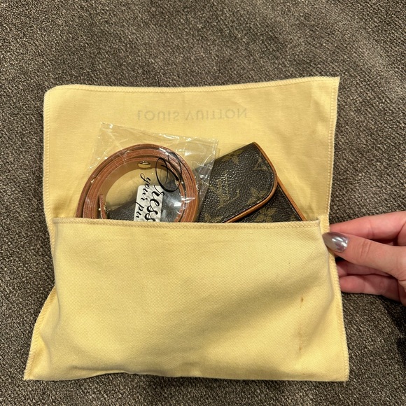 Louis Vuitton Belt Bag - Picture 7 of 12